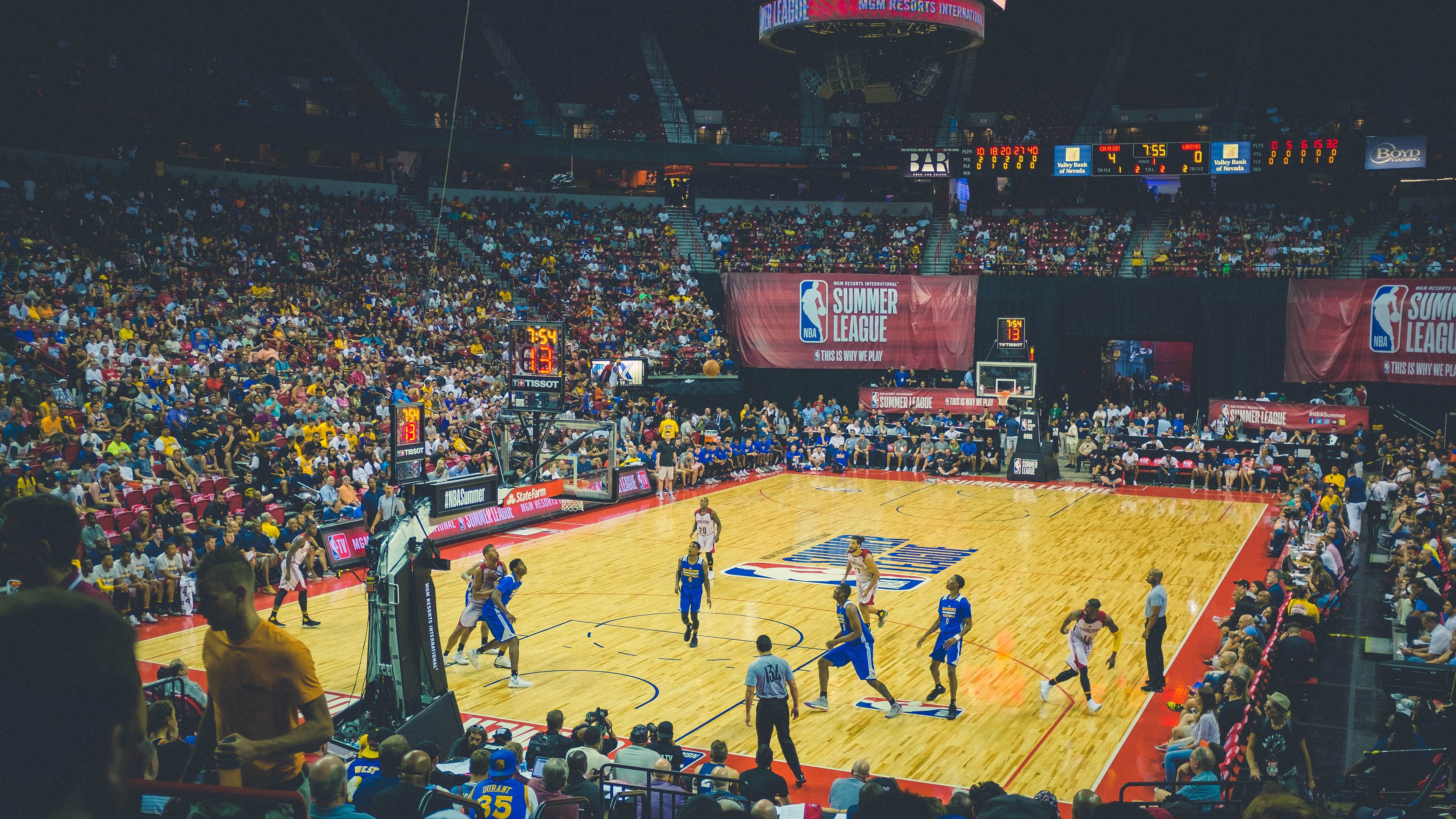 kaiyun app download-“球场大咖秀：明星球员的非凡绝技”，球星打比赛